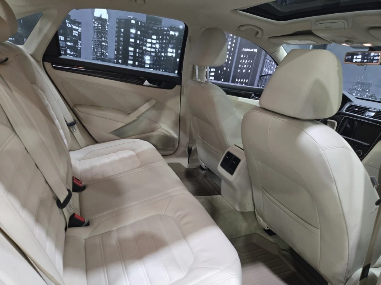 2014 Volkswagen Passat Highline CUIR TOIT BAS KILO Image principale