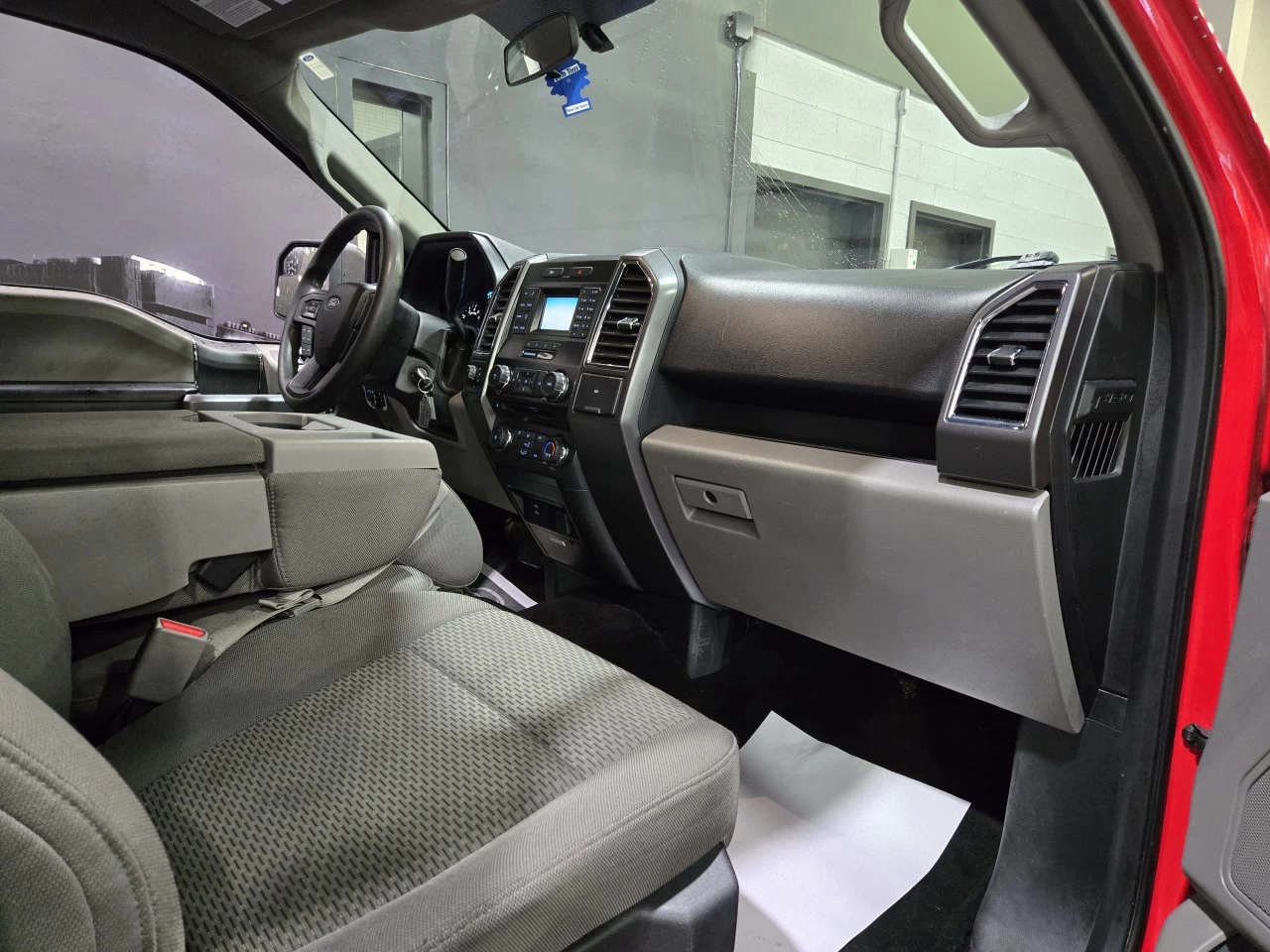 2016 Ford F-150 XLT *SUPERCREW* Main Image