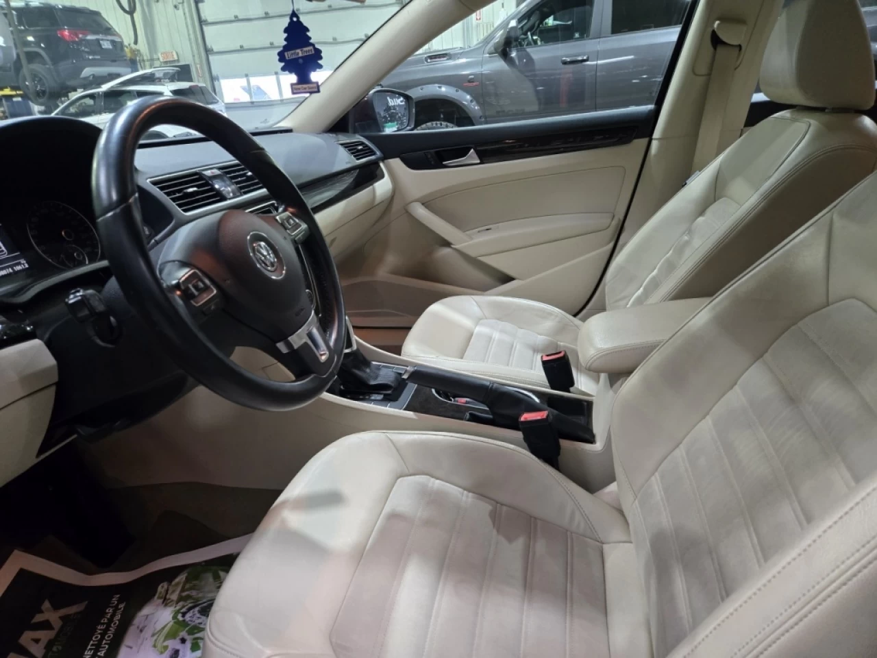2014 Volkswagen Passat Highline CUIR TOIT BAS KILO Image principale