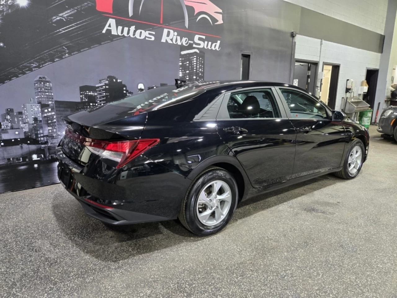 2023 Hyundai Elantra Essential IVT Main Image