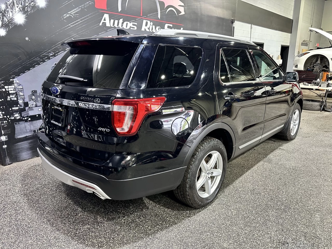 2017 Ford Explorer XLT AWD Main Image