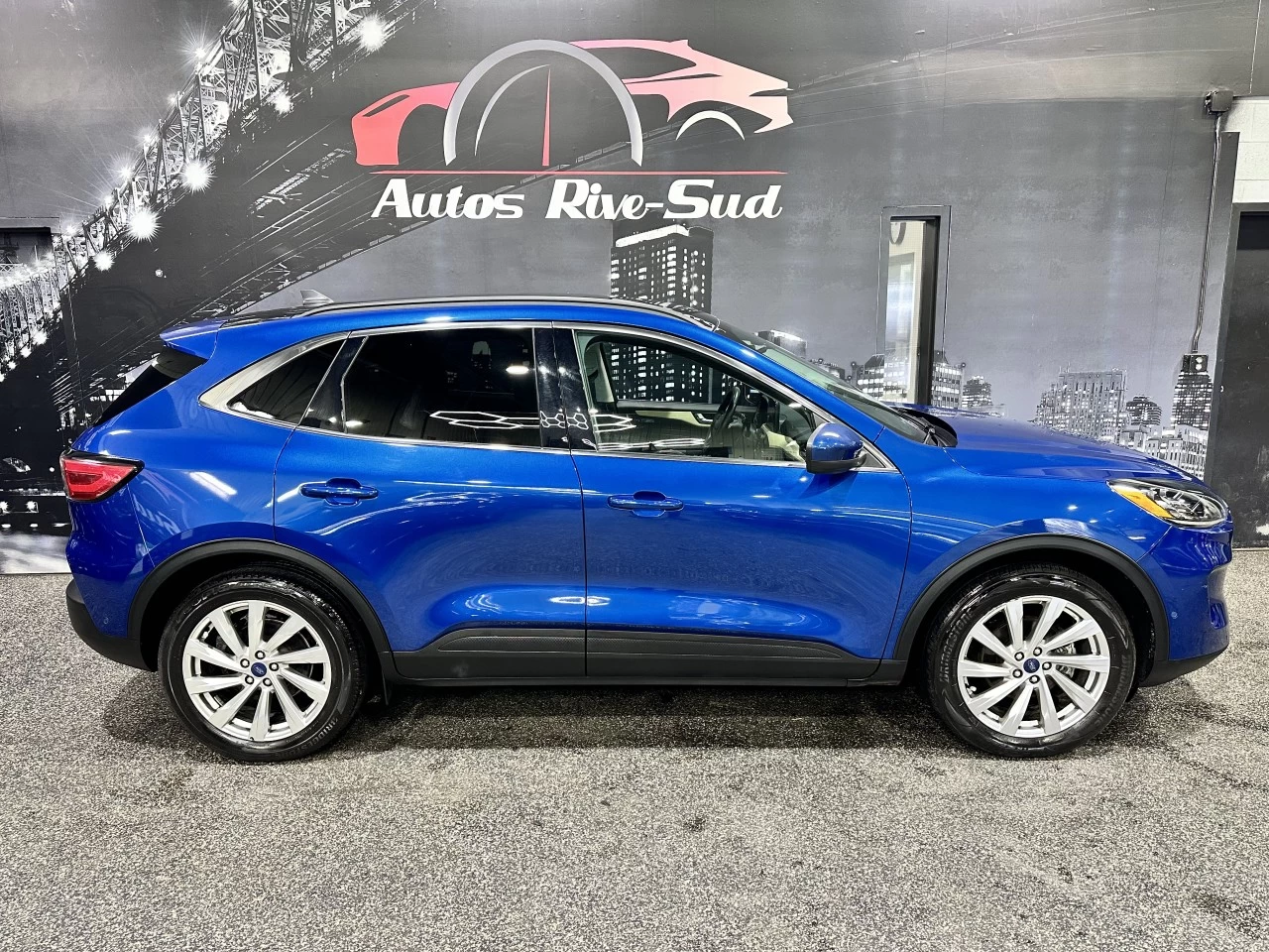 2022 Ford Escape Titanium Hybrid AWD Main Image