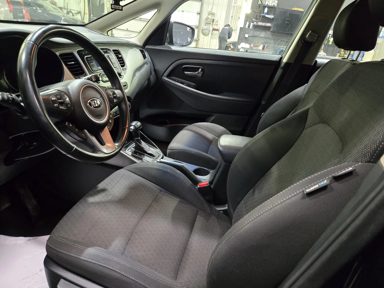 2017 Kia Rondo LX Main Image
