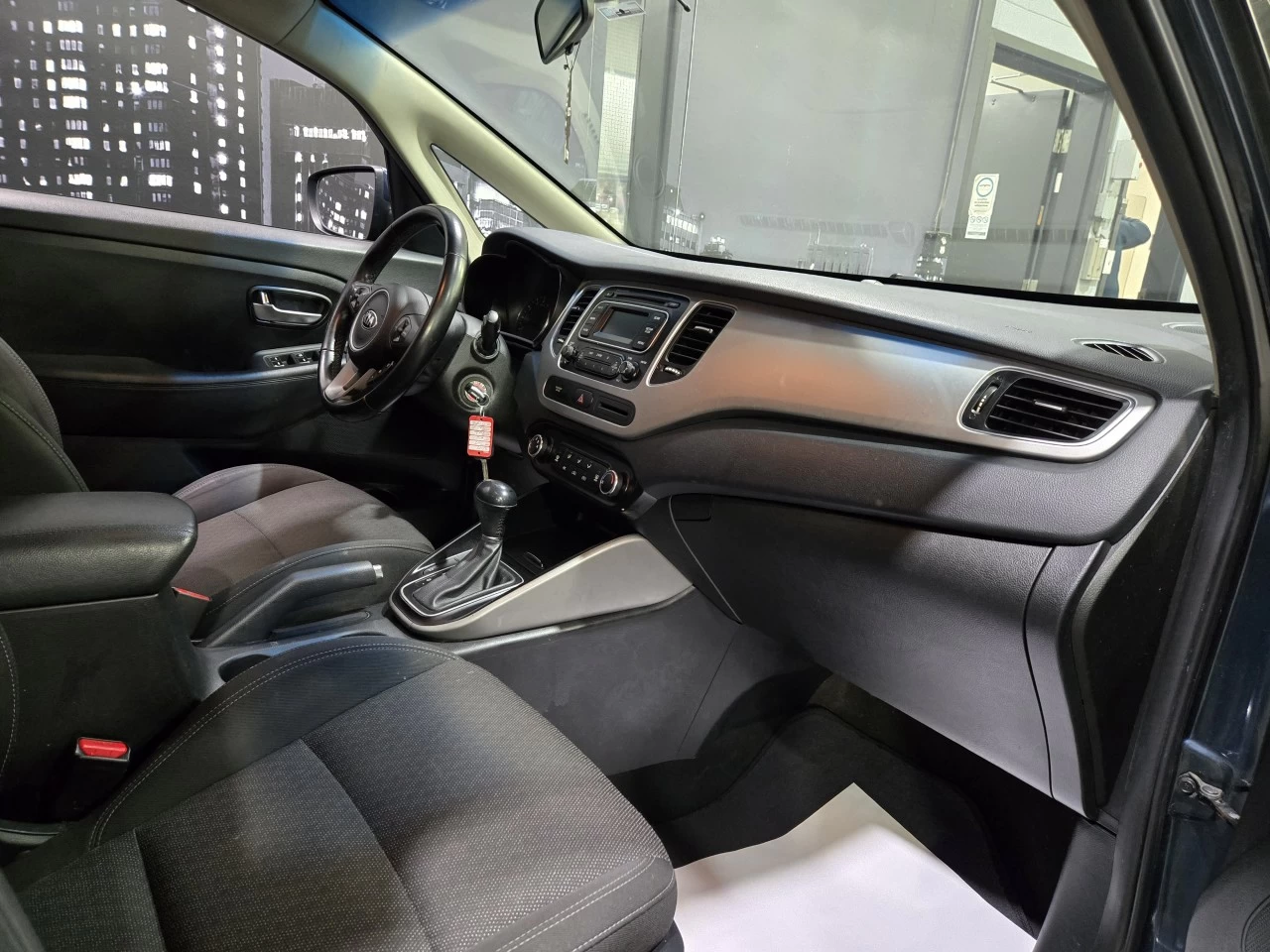 2017 Kia Rondo LX Main Image