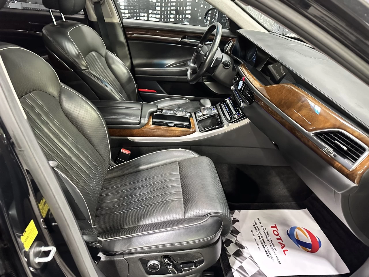 2017 Genesis G90 Ultimate 5.0L Image principale