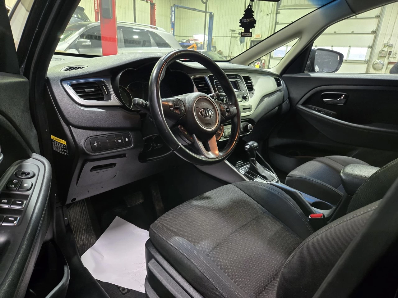 2017 Kia Rondo LX Main Image