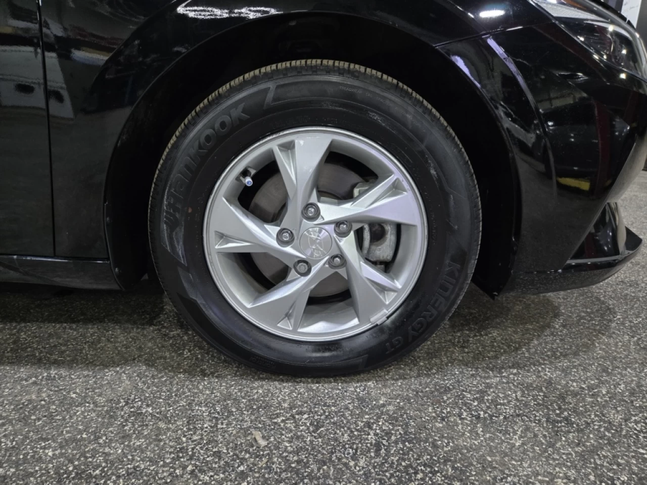 2023 Hyundai Elantra Essential IVT Main Image