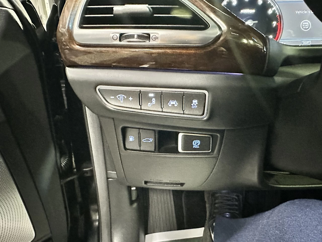 2017 Genesis G90 Ultimate 5.0L Image principale