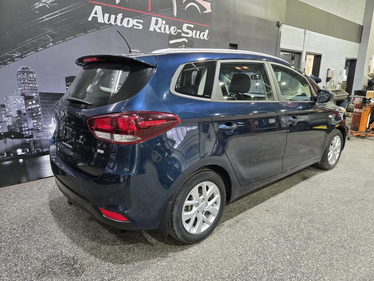 2017 Kia Rondo LX Main Image