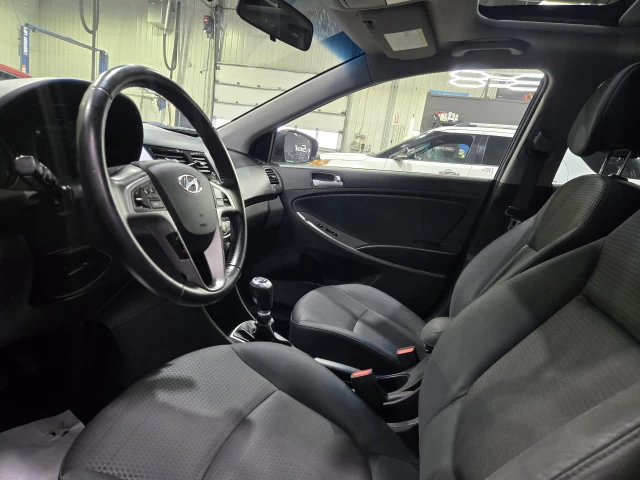 Hyundai Accent GLS TOIT TRÈS PROPRE BAS KILO 2017