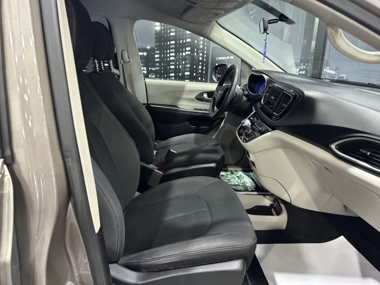 2018 Chrysler Pacifica LX 7 PASSAGERS SEULEMENT 124 500KM Image principale