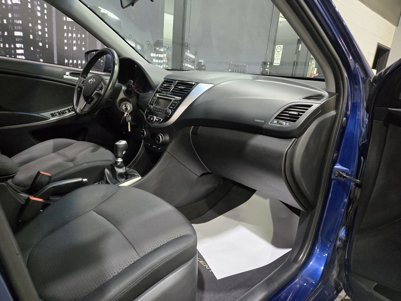 2017 Hyundai Accent GLS TOIT TRÈS PROPRE BAS KILO Image principale