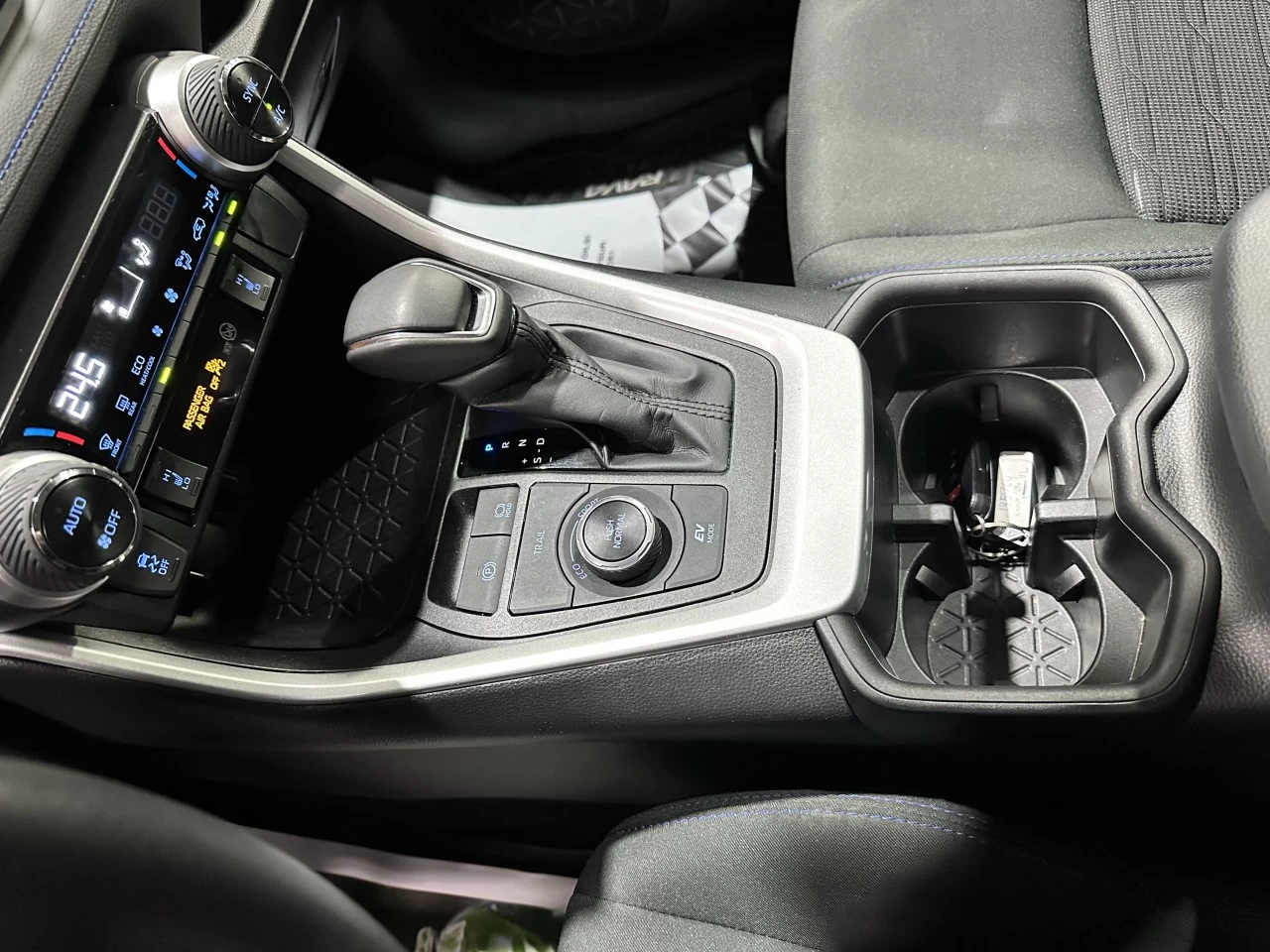2022 Toyota RAV4 Hybrid SE TOIT BAS KILO WOW Main Image