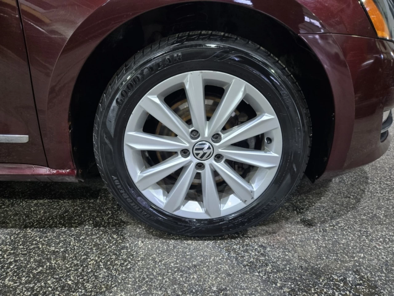 2014 Volkswagen Passat Highline CUIR TOIT BAS KILO Image principale