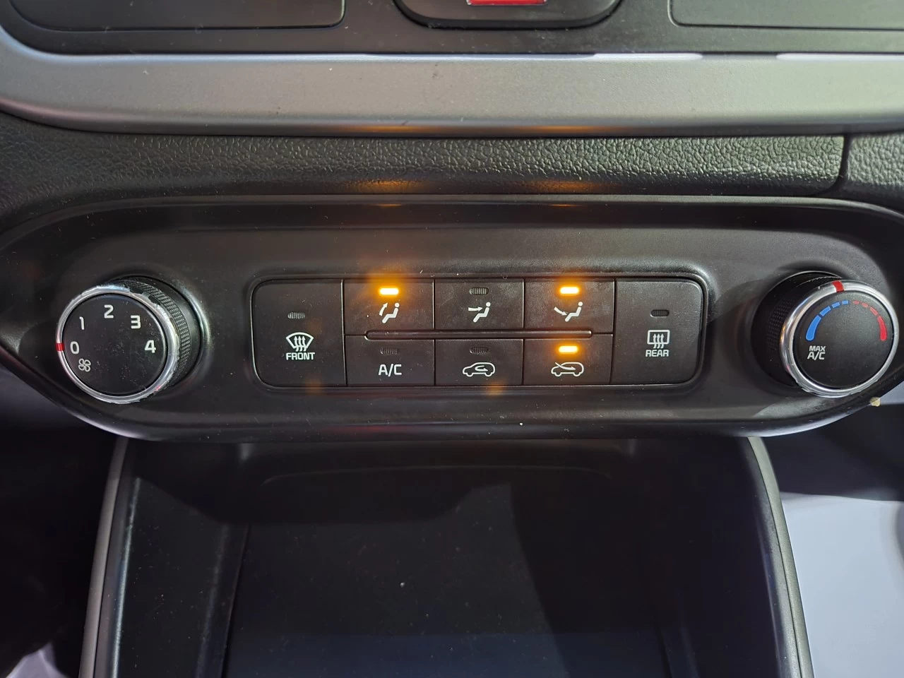 2017 Kia Rondo LX Main Image