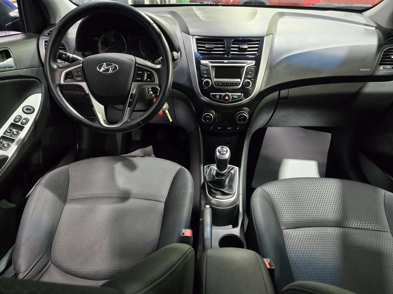 2017 Hyundai Accent GLS TOIT TRÈS PROPRE BAS KILO Image principale