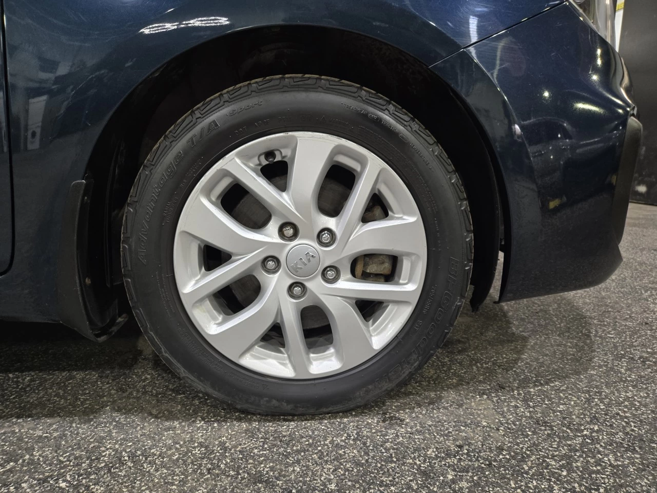 2017 Kia Rondo LX Main Image